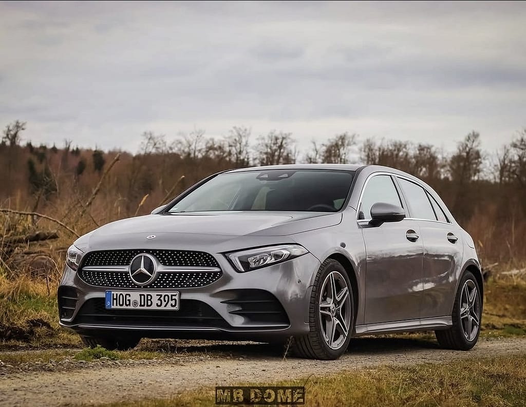 Mercedes-Benz A-Klasse W177 in Silber auf Naturweg mit Front- und Heckansicht in ländlicher Umgebung
