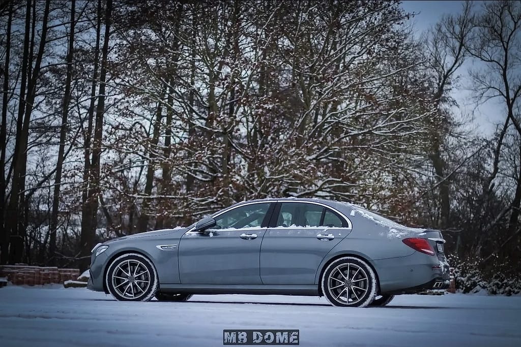 Mercedes-AMG E63 W213 Limousine im Schnee mit Seitenansicht, Frontansicht und Fahraufnahmen im Winter