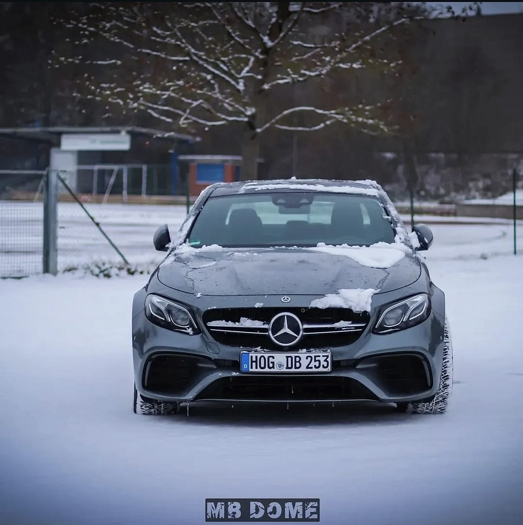 Mercedes-AMG E63 W213 Limousine im Schnee mit Seitenansicht, Frontansicht und Fahraufnahmen im Winter