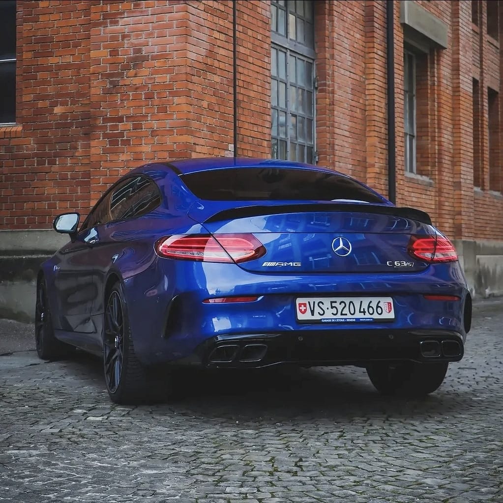 Mercedes-AMG C63 S Coupé C205 Heckansicht in blau im urbanen Umfeld