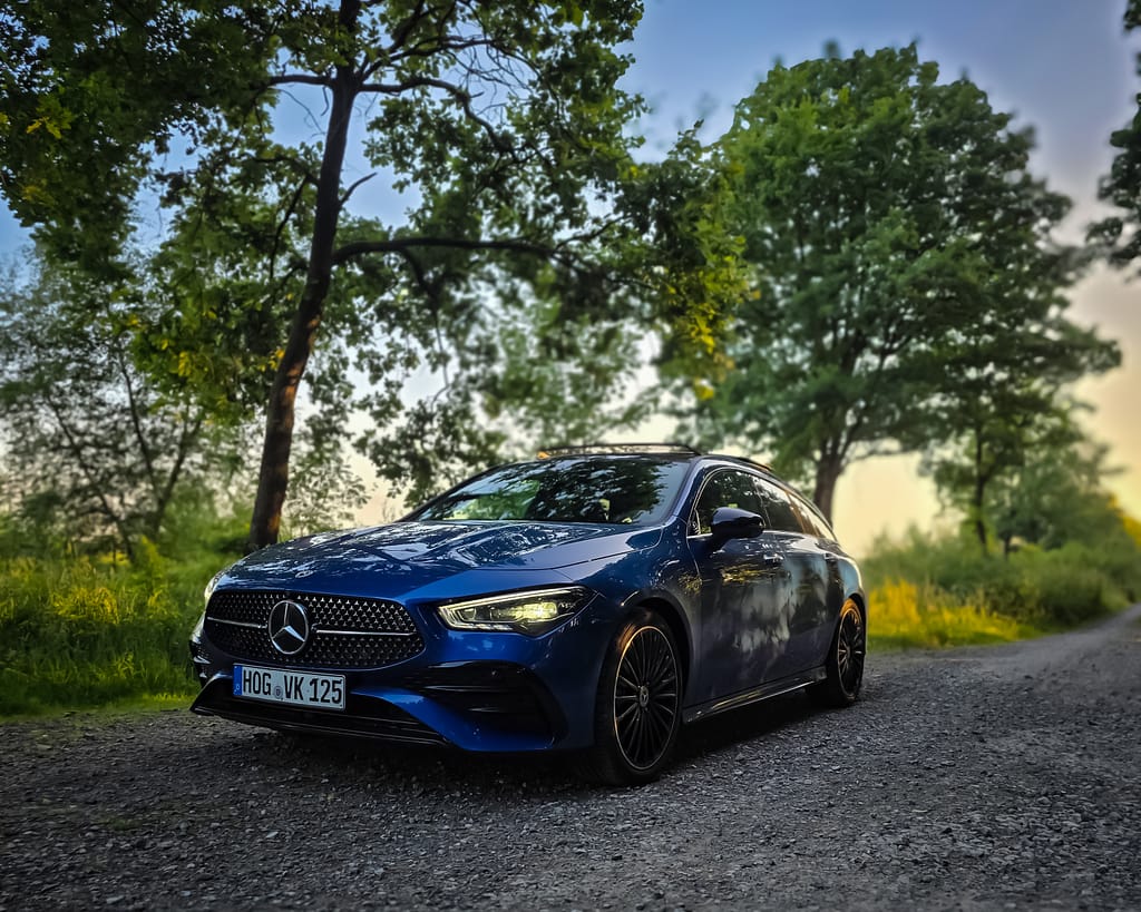 Mercedes-Benz CLA Shooting Brake Frontansicht bei Abend im Wald