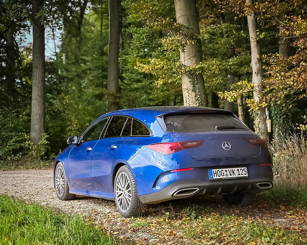 Mercedes-Benz CLA Shooting Brake Heckansicht im Wald
