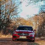 Mercedes-Benz C-Klasse T-Modell Frontansicht in Rot auf Waldstraße im Abendlicht