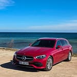 Mercedes-Benz C-Klasse T-Modell rot am Meer Front-Seitenansicht an der Küste
