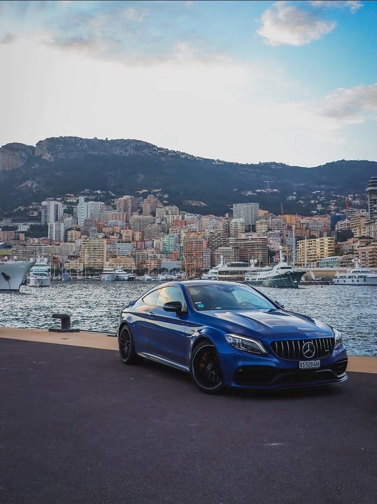 Mercedes-AMG C205 Coupé am Hafen von Monaco mit Skyline und Luxus-Yachten im Hintergrund