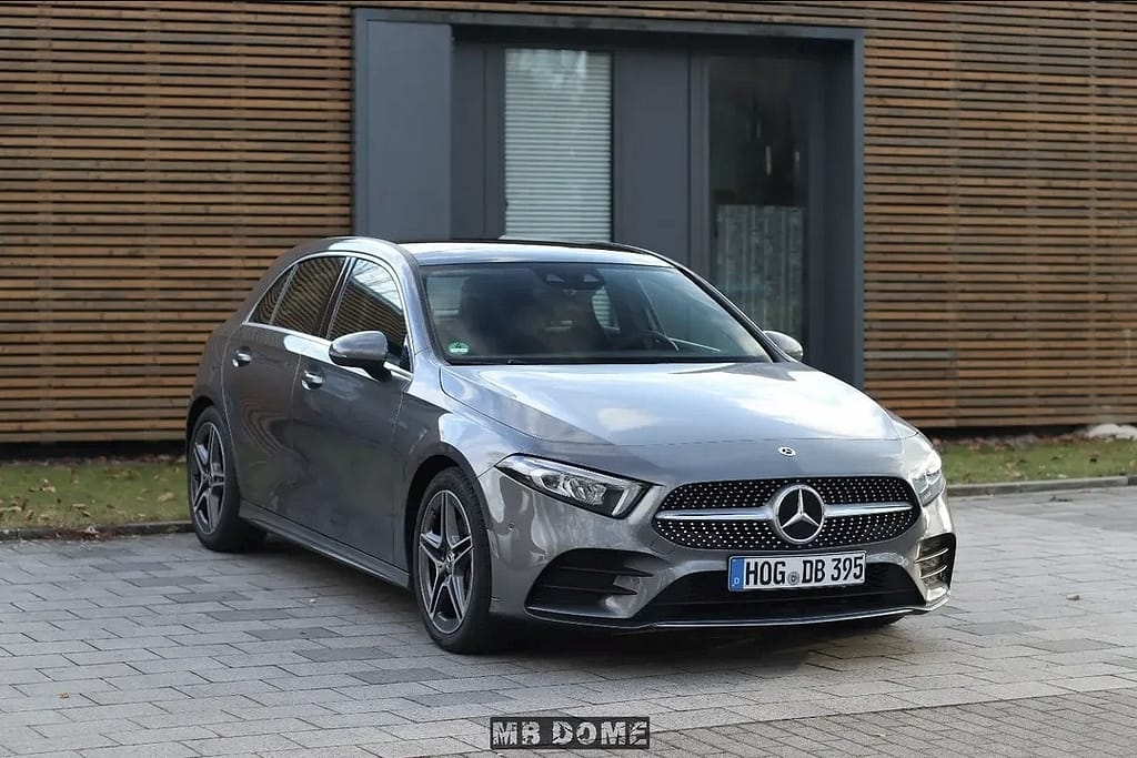 Mercedes-Benz A-Klasse W177 in Silber vor moderner Holzfassade mit Front- und Seitenansicht