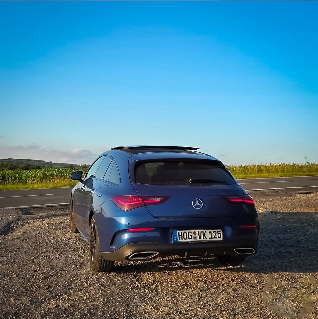 Mercedes-Benz CLA Shooting Brake Heckansicht am Feldrand bei Sonnenuntergang