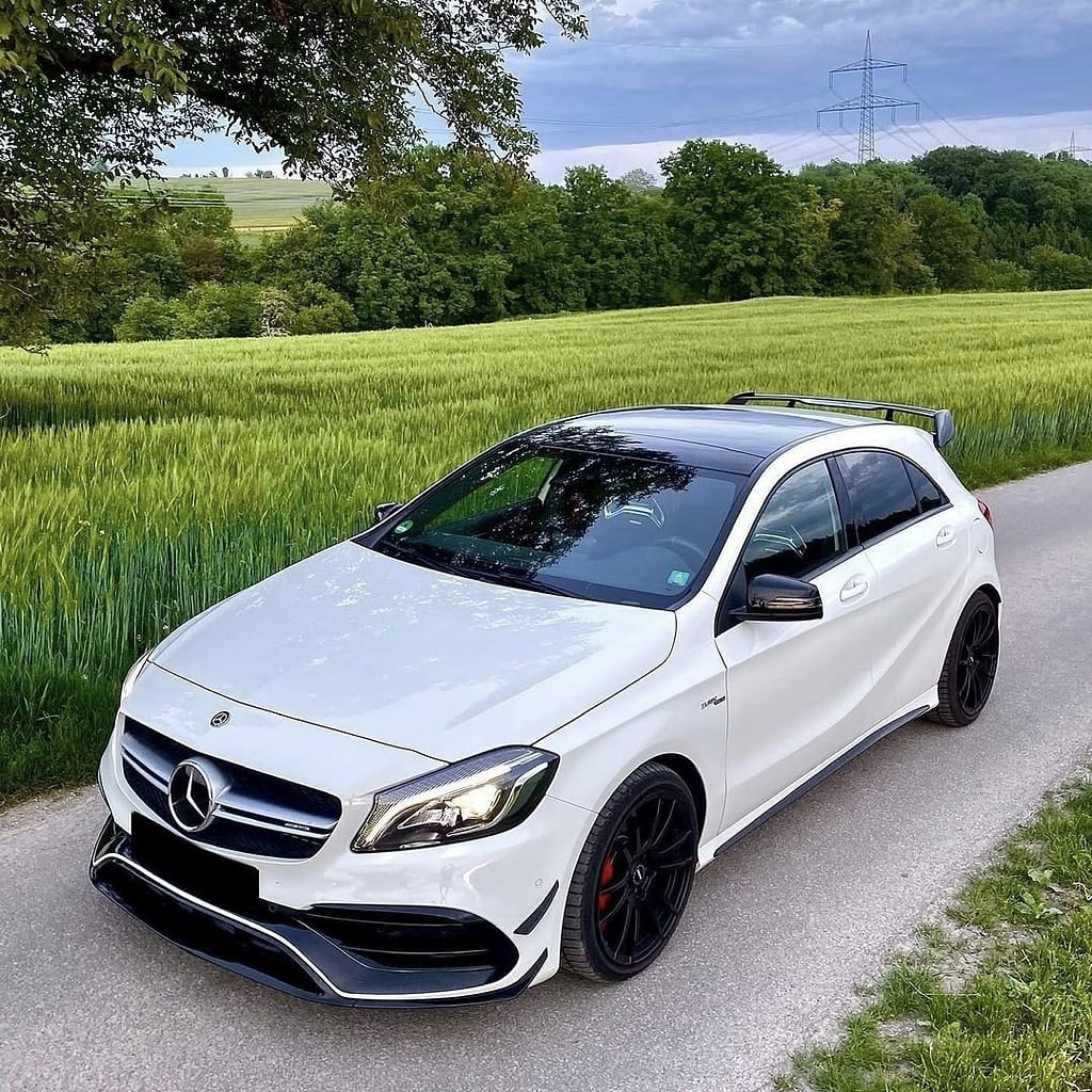 Mercedes-AMG A45 W176 Frontansicht mit sportlichem AMG Design in ländlicher Umgebung
