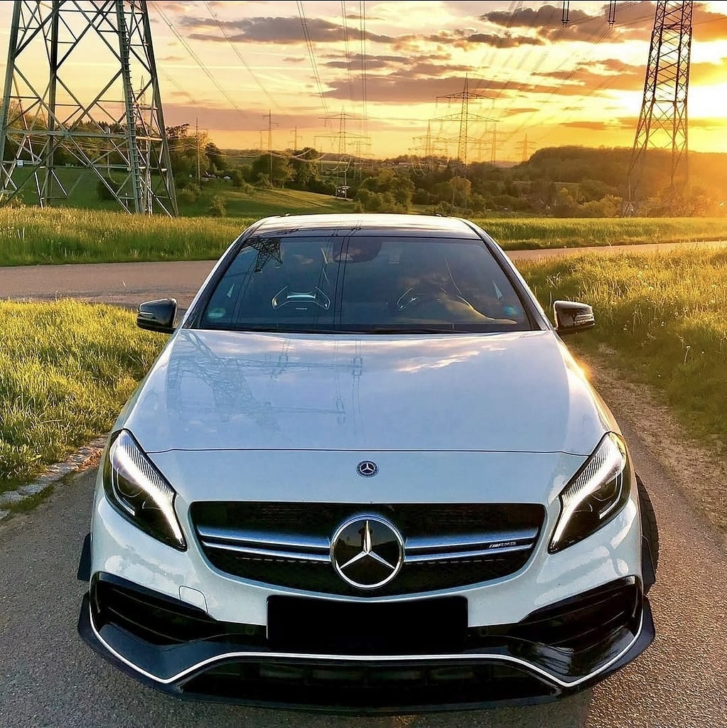 Mercedes-AMG A45 W176 Frontaufnahme im Abendlicht mit markantem Kühlergrill