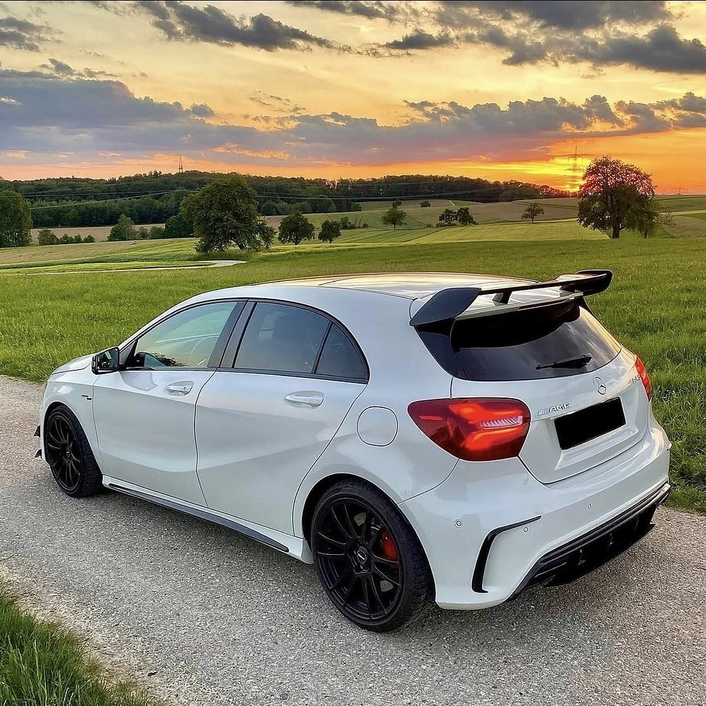 Mercedes-AMG A45 W176 Seitenansicht bei Sonnenuntergang auf Landstraße