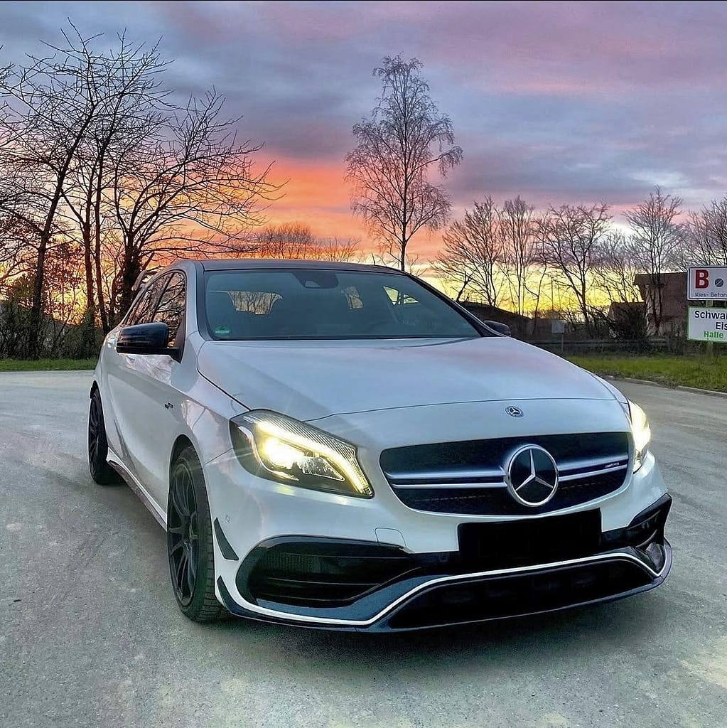 Mercedes-AMG A45 W176 Nachtaufnahme mit eingeschalteten LED Scheinwerfern