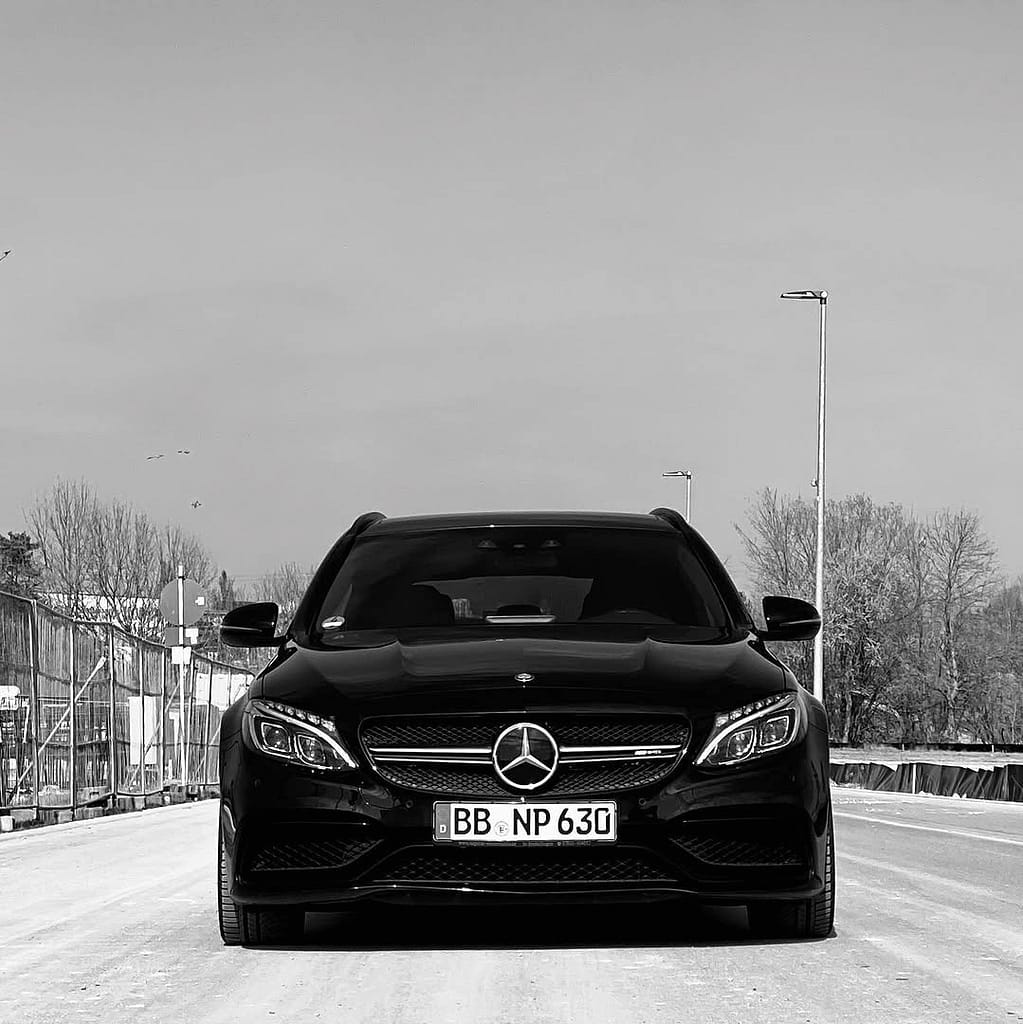 Schwarz-Weiß-Aufnahmen eines Mercedes-AMG C 63 T-Modell (S205) mit V8-Biturbo, AMG-Leichtmetallfelgen und sportlicher Front – Automotive Photography von MB-DOME.