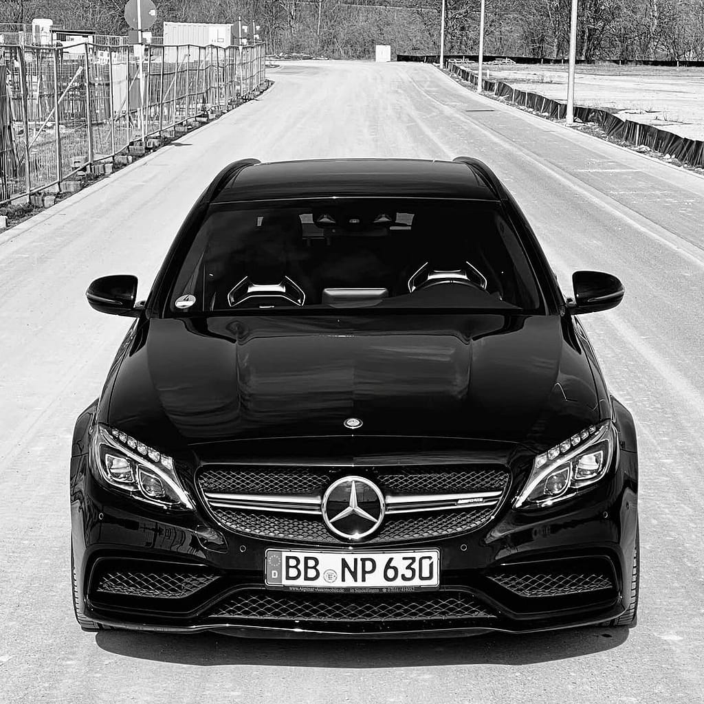 Schwarz-Weiß-Aufnahmen eines Mercedes-AMG C 63 T-Modell (S205) mit V8-Biturbo, AMG-Leichtmetallfelgen und sportlicher Front – Automotive Photography von MB-DOME.