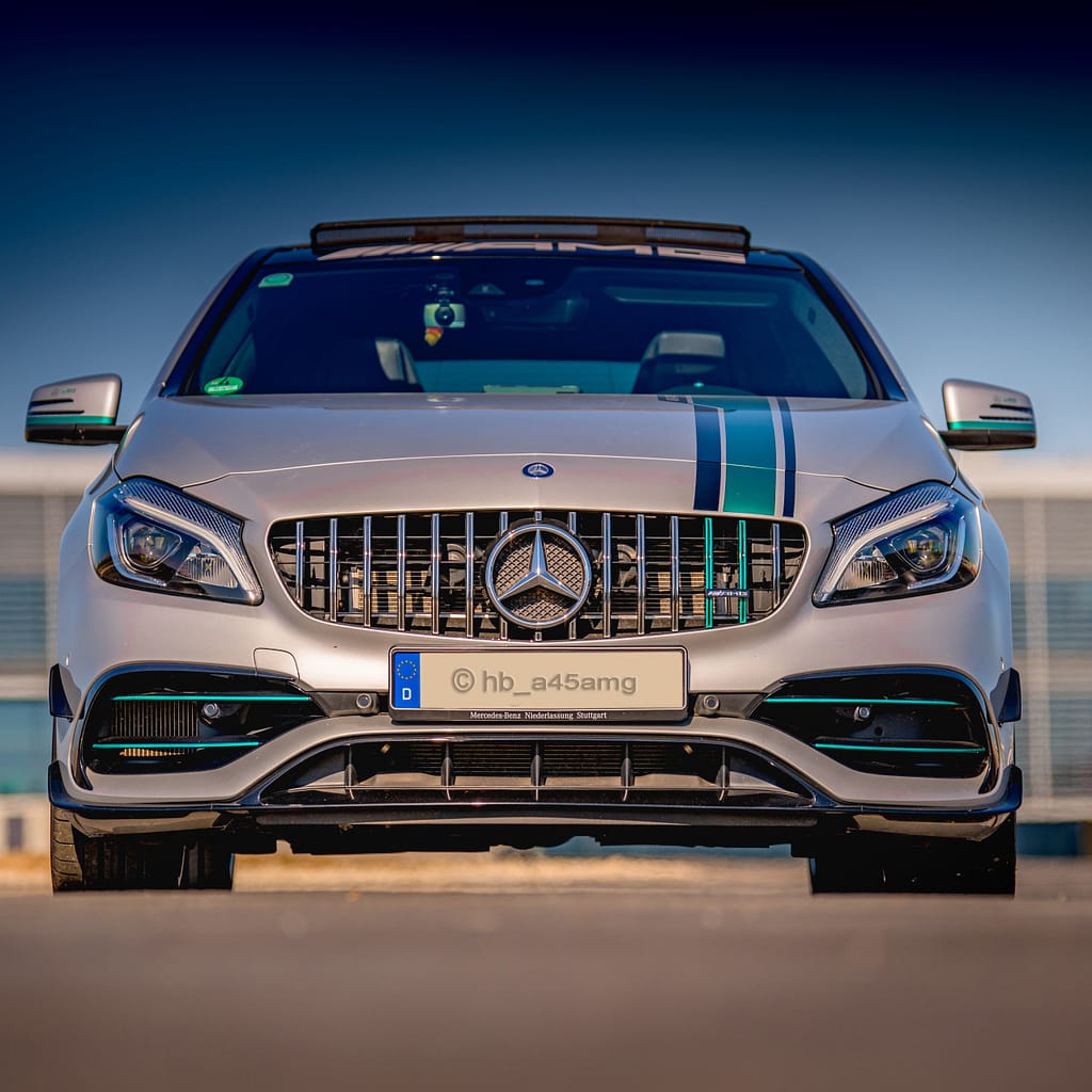 Mercedes-AMG A45 W176 Petronas Edition in Silber mit türkisfarbener Motorsport-Folierung und AMG Performance Details bei einem Automotive Photography Shooting von MB DOME.