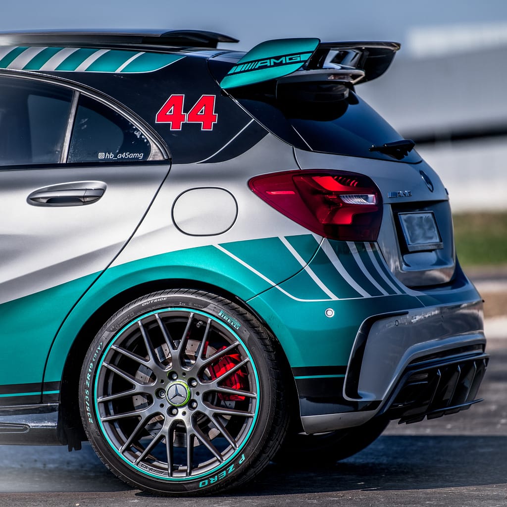 Mercedes-AMG A45 W176 Petronas Edition in Silber mit türkisfarbener Motorsport-Folierung und AMG Performance Details bei einem Automotive Photography Shooting von MB DOME.