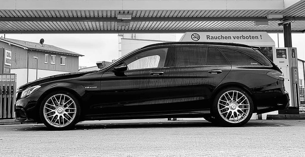 Schwarz-Weiß-Aufnahmen eines Mercedes-AMG C 63 T-Modell (S205) mit V8-Biturbo, AMG-Leichtmetallfelgen und sportlicher Front – Automotive Photography von MB-DOME.