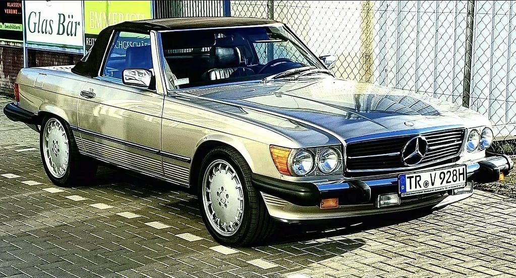 Mercedes-Benz 560 SL R107 Seitenansicht klassischer Roadster auf Pflaster