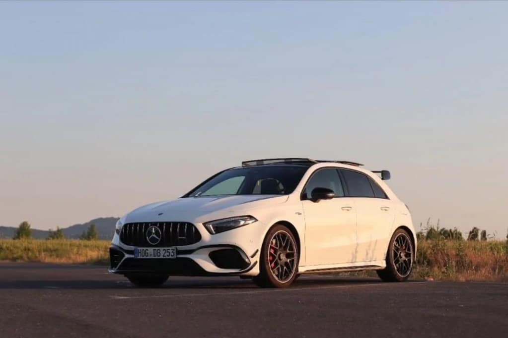 Mercedes-AMG A45 S Front-Seitenansicht in Weiß auf Parkplatz bei goldener Abendsonne
