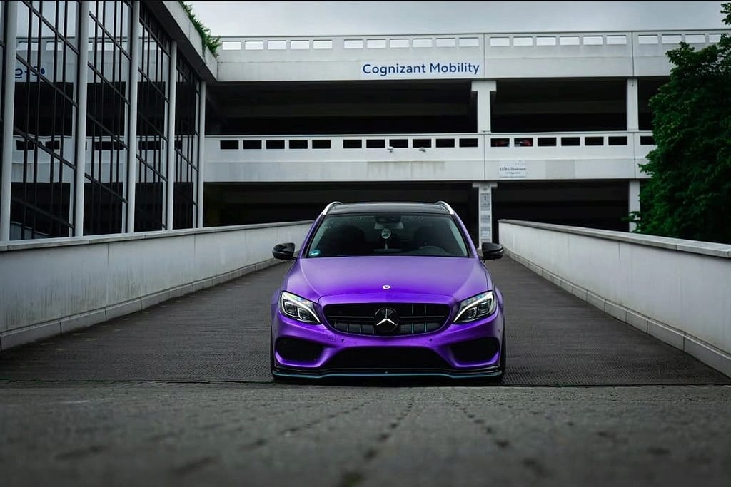 Mercedes-AMG C63 S205 Frontansicht lila im urbanen Umfeld