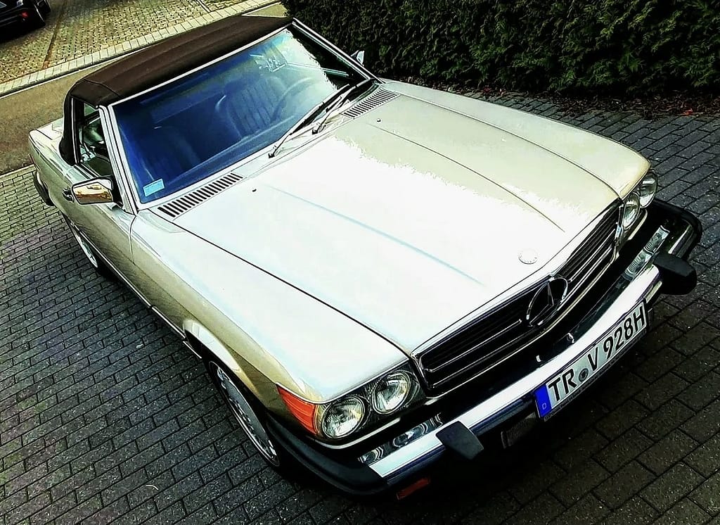 Mercedes-Benz 560 SL R107 Ansicht von oben mit klassischem Design