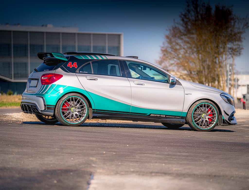 Mercedes-AMG A45 W176 Petronas Edition in Silber mit türkisfarbener Motorsport-Folierung und AMG Performance Details bei einem Automotive Photography Shooting von MB DOME.