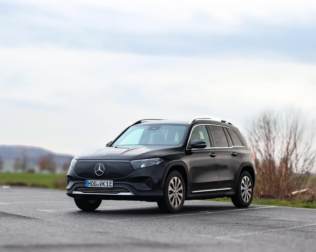 Mercedes-Benz EQB Elektro SUV Front Seitenansicht auf einer Landstraße