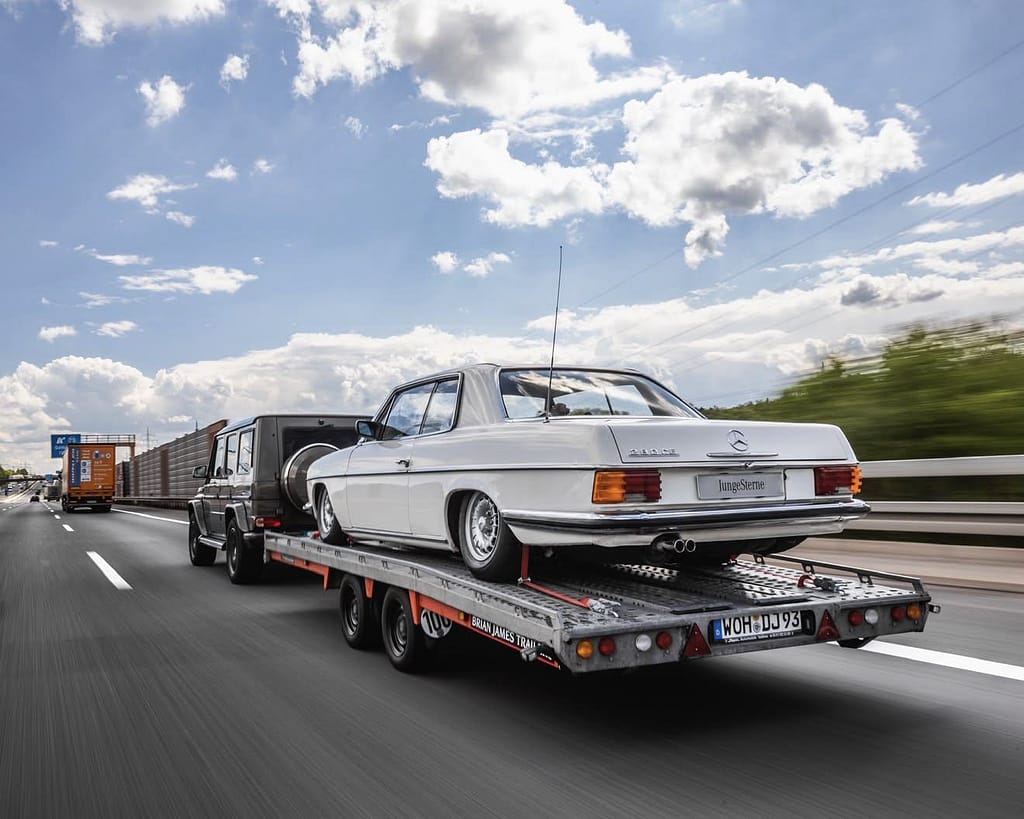 Mercedes-Benz 280 CE (W114) Coupé in Weiß bei einer Automotive-Fotosession auf der Straße, am See und in einer historischen Altstadt – klassische Mercedes-Benz Fotografie auf MB DOME.
