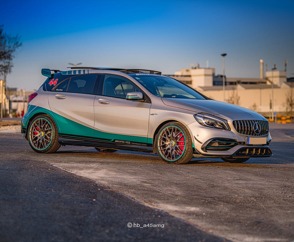 Mercedes-AMG A45 W176 Petronas Edition in Silber mit türkisfarbener Motorsport-Folierung und AMG Performance Details bei einem Automotive Photography Shooting von MB DOME.