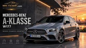 Graue Mercedes-Benz A-Klasse (W177) in vorderer Dreiviertelansicht vor einer modernen Stadtkulisse bei Sonnenuntergang