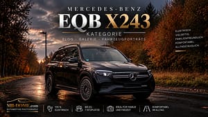 Schwarzer Mercedes-Benz EQB der Baureihe X243 in vorderer Dreiviertelansicht auf einer nassen Herbststraße