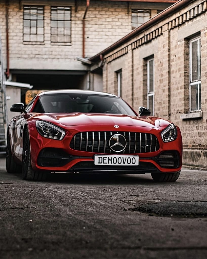 Mercedes-AMG GT S (C190) Baujahr 2017 in roter Lackierung bei einem Automotive-Fotoshooting vor einer historischen Industriehalle mit Front-, Heck- und Detailaufnahmen des V8-Sportwagens.