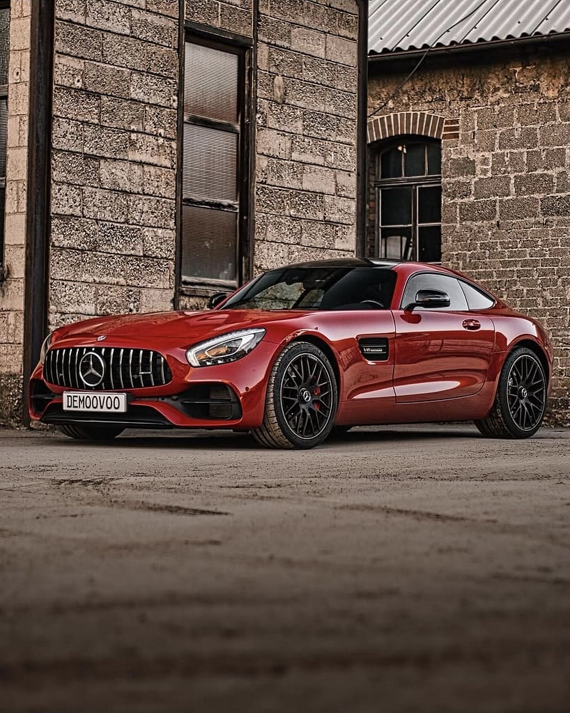 Mercedes-AMG GT S (C190) Baujahr 2017 in roter Lackierung bei einem Automotive-Fotoshooting vor einer historischen Industriehalle mit Front-, Heck- und Detailaufnahmen des V8-Sportwagens.