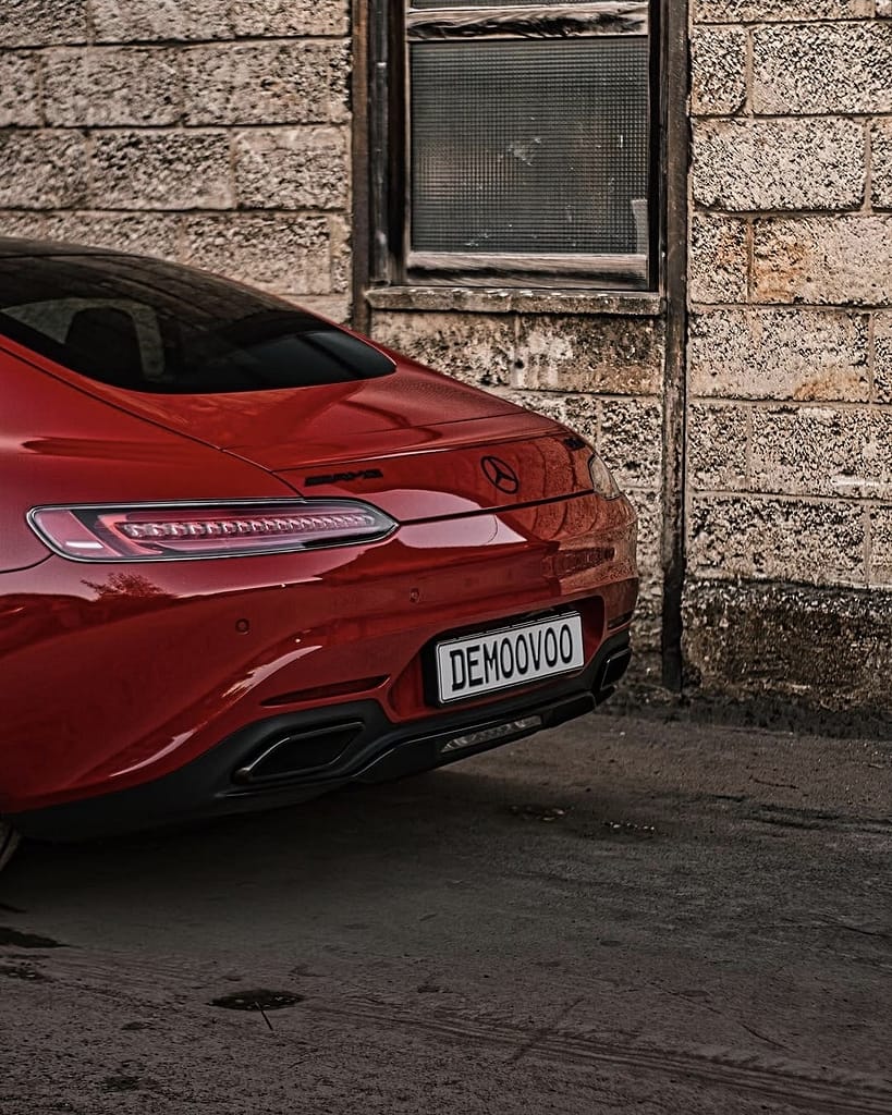 Mercedes-AMG GT S (C190) Baujahr 2017 in roter Lackierung bei einem Automotive-Fotoshooting vor einer historischen Industriehalle mit Front-, Heck- und Detailaufnahmen des V8-Sportwagens.