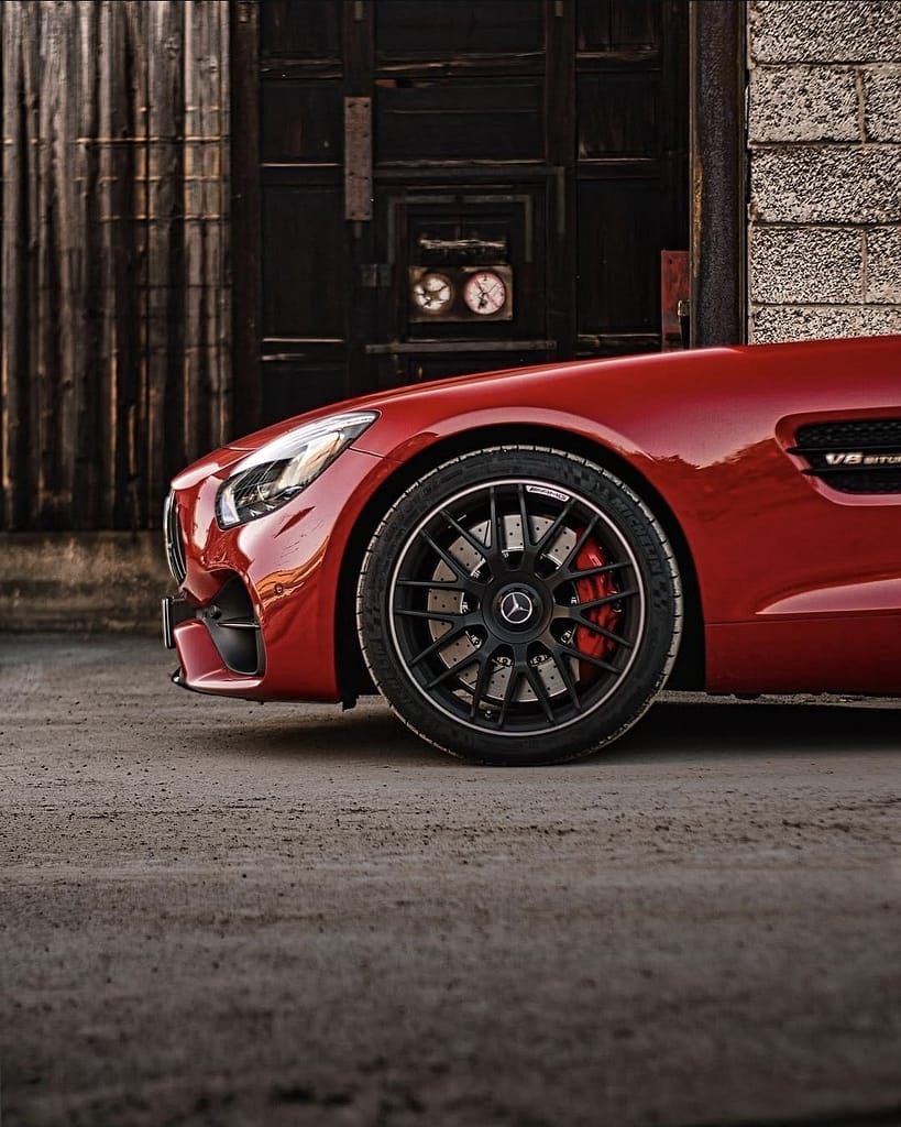 Mercedes-AMG GT S (C190) Baujahr 2017 in roter Lackierung bei einem Automotive-Fotoshooting vor einer historischen Industriehalle mit Front-, Heck- und Detailaufnahmen des V8-Sportwagens.