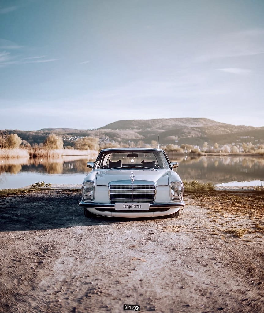 Mercedes-Benz 280 CE (W114) Coupé in Weiß bei einer Automotive-Fotosession auf der Straße, am See und in einer historischen Altstadt – klassische Mercedes-Benz Fotografie auf MB DOME.