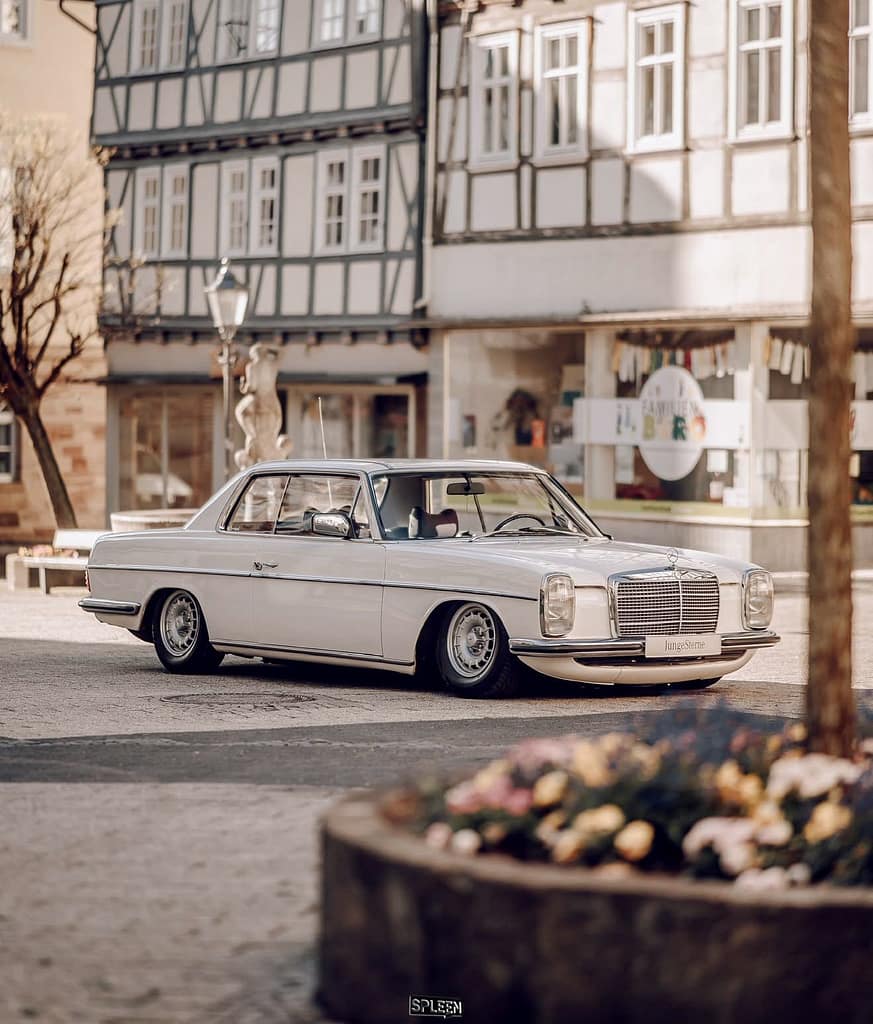 Mercedes-Benz 280 CE (W114) Coupé in Weiß bei einer Automotive-Fotosession auf der Straße, am See und in einer historischen Altstadt – klassische Mercedes-Benz Fotografie auf MB DOME.