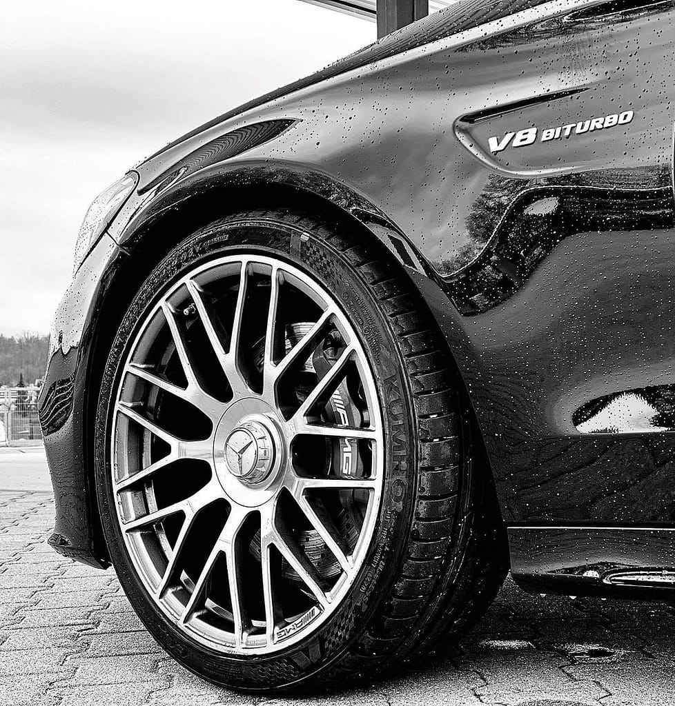 Schwarz-Weiß-Aufnahmen eines Mercedes-AMG C 63 T-Modell (S205) mit V8-Biturbo, AMG-Leichtmetallfelgen und sportlicher Front – Automotive Photography von MB-DOME.