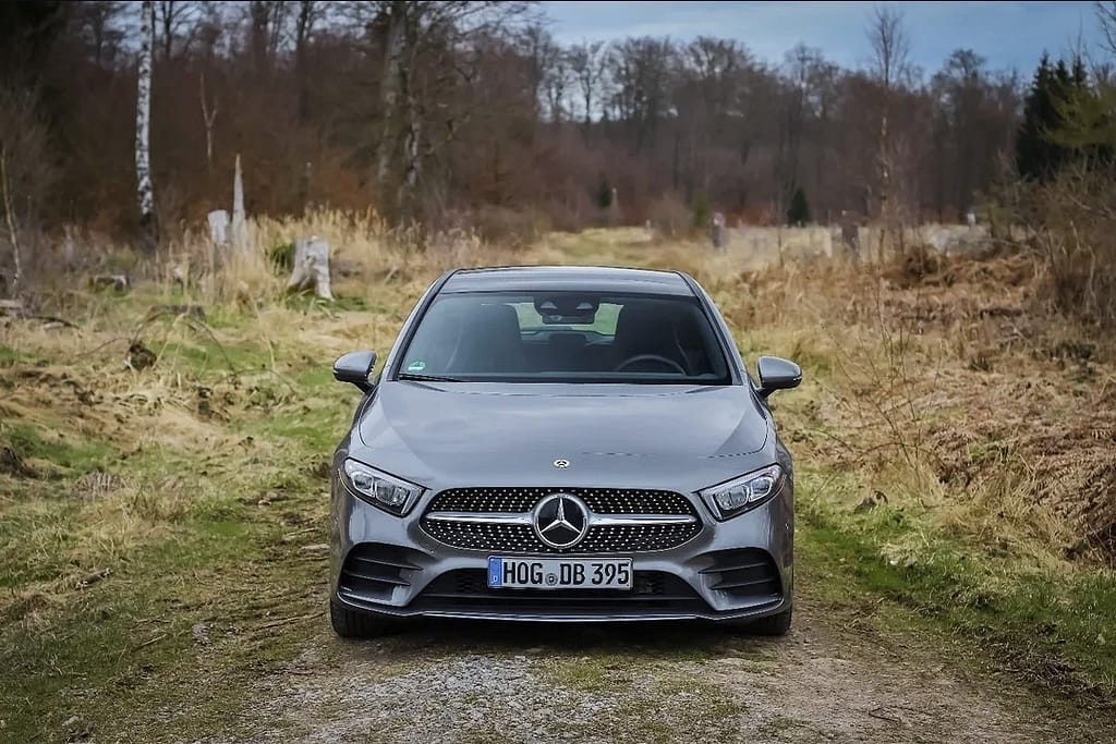 Mercedes-Benz A-Klasse W177 in Silber auf Naturweg mit Front- und Heckansicht in ländlicher Umgebung