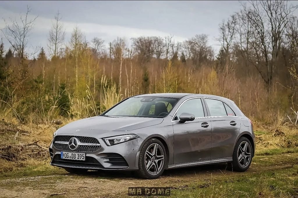 Mercedes-Benz A-Klasse W177 in Silber auf Naturweg mit Front- und Heckansicht in ländlicher Umgebung