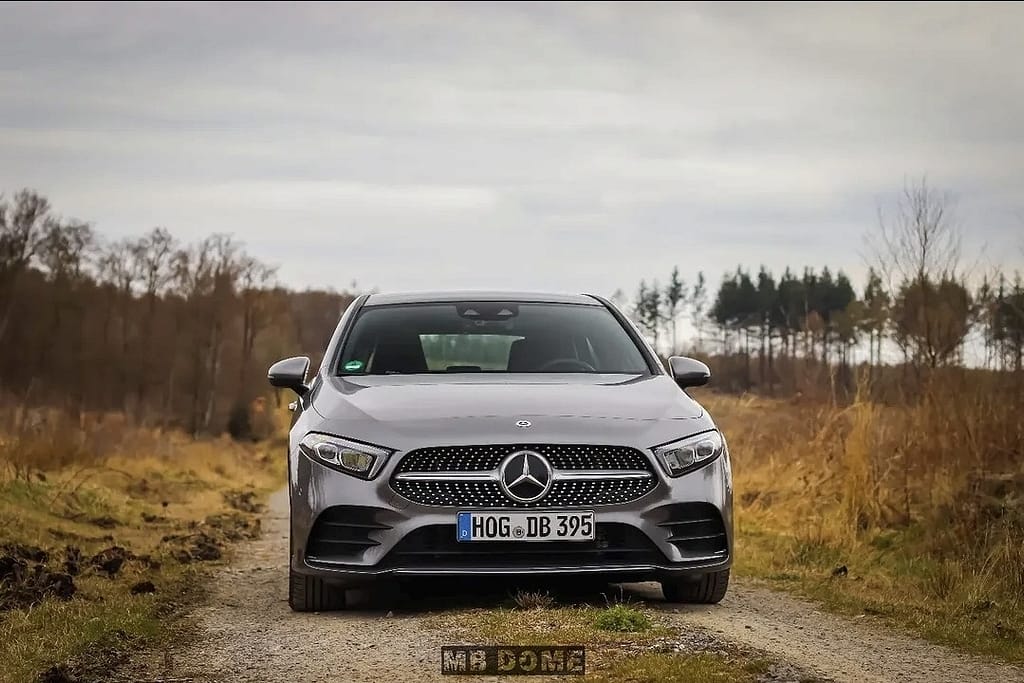 Mercedes-Benz A-Klasse W177 in Silber auf Naturweg mit Front- und Heckansicht in ländlicher Umgebung