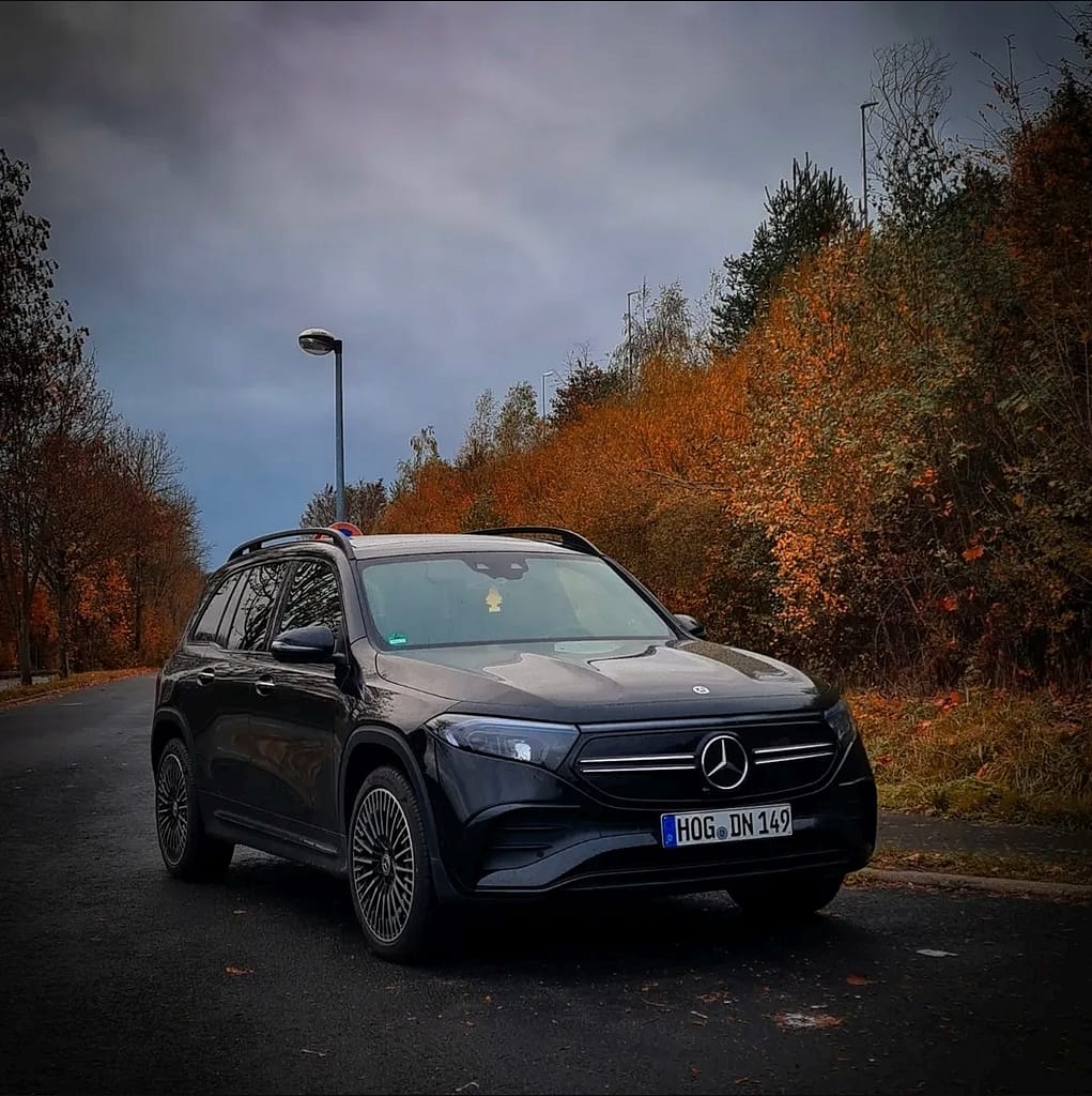 Mercedes-Benz EQB Elektro SUV Front Seitenansicht im Herbst auf einer Straße