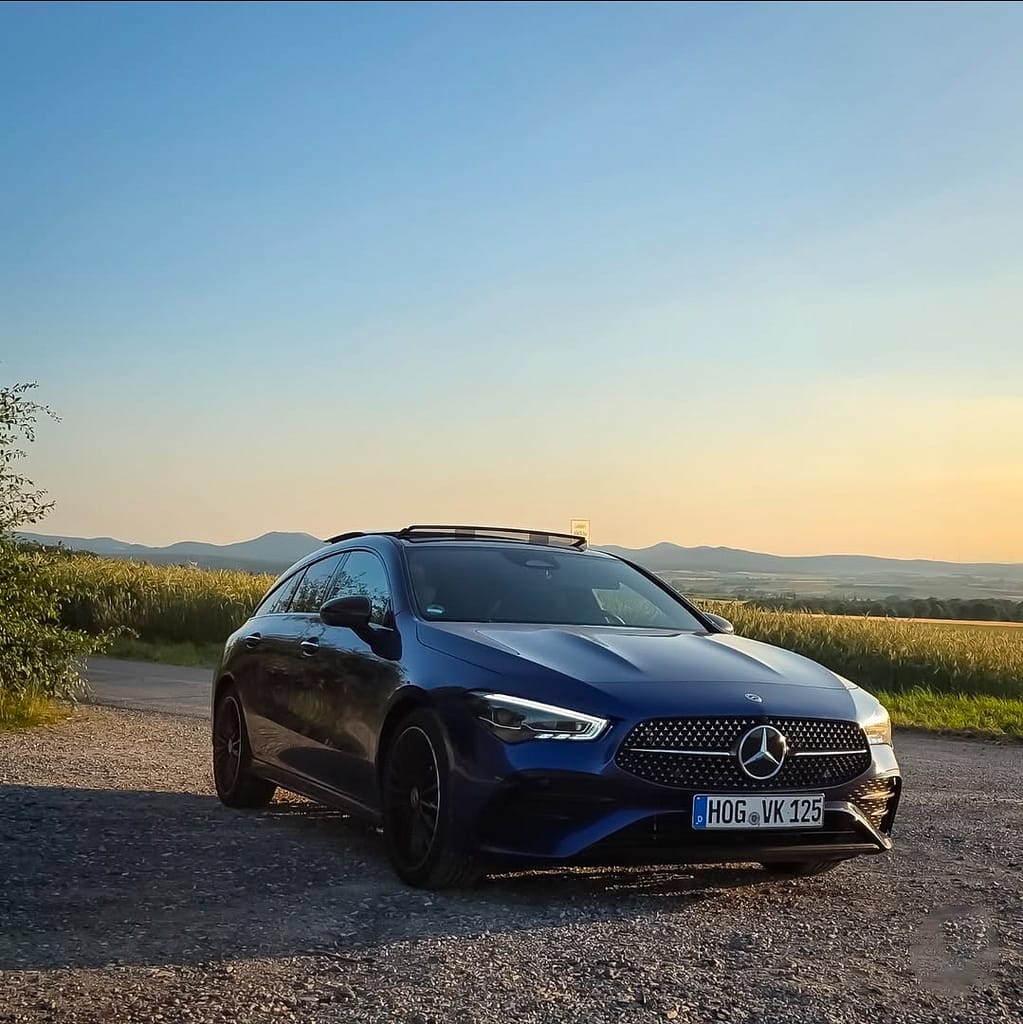 Mercedes-Benz CLA Shooting Brake Frontansicht am Feldrand bei Sonnenuntergang