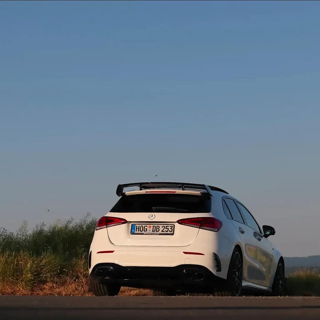 Mercedes-AMG A 45 S weiß Heckansicht auf Landstraße im Abendlicht