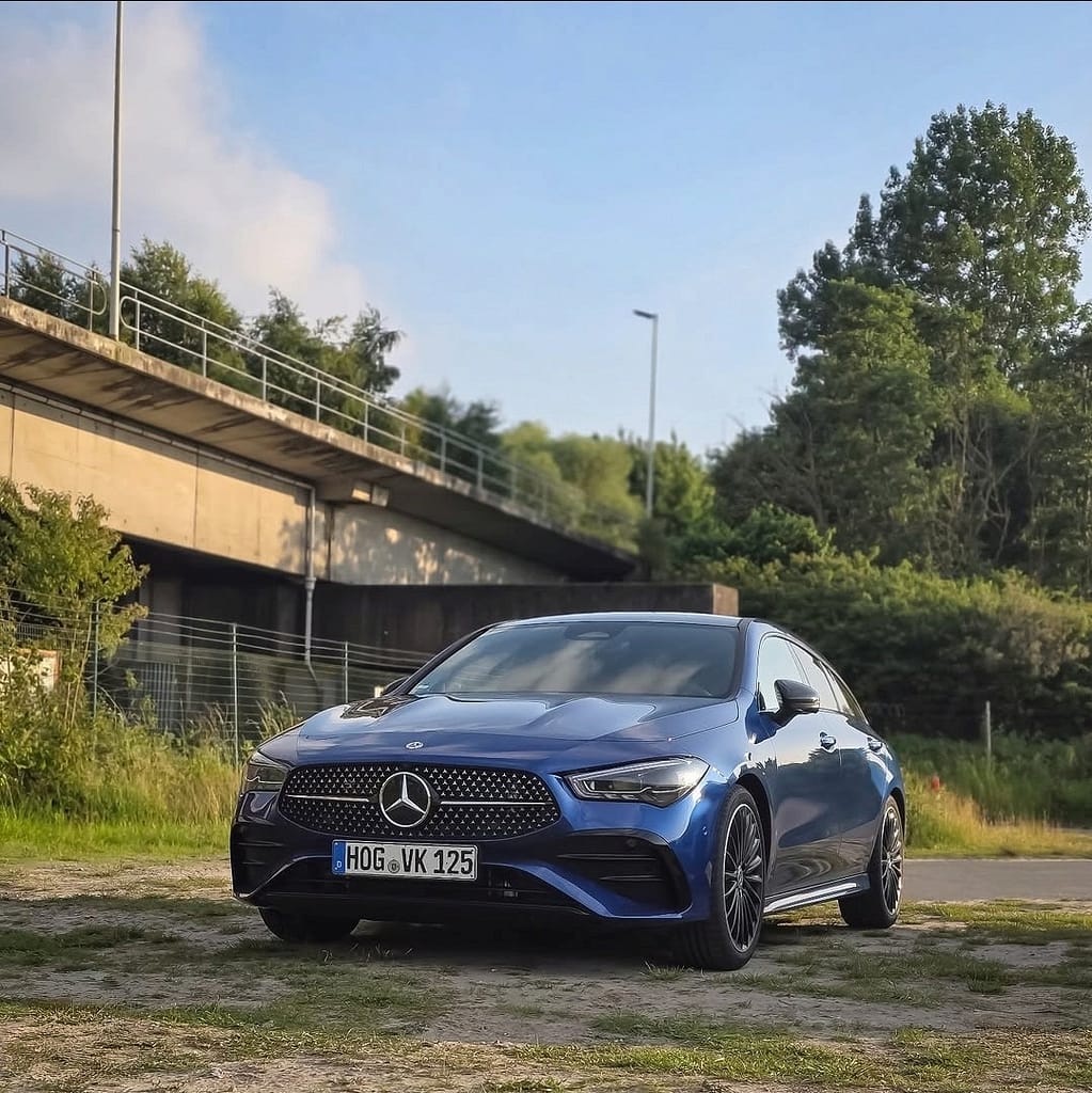 Mercedes-Benz CLA Shooting Brake in Blau an Industrie-Location mit sportlichem Design und moderner Linienführung