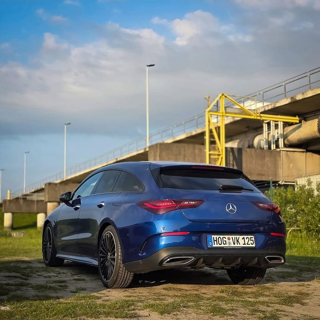 Mercedes-Benz CLA Shooting Brake in Blau an Industrie-Location mit sportlichem Design und moderner Linienführung