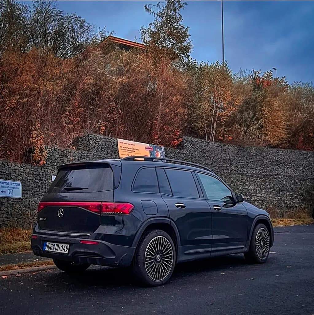 Mercedes-Benz EQB Elektro SUV Heck Seitenansicht im Herbst in der Stadt