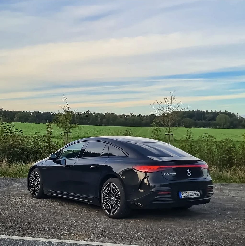 Mercedes-Benz EQS 450 Plus in Schwarz als Elektro Luxuslimousine aus verschiedenen Perspektiven auf Straße und Parkplatz