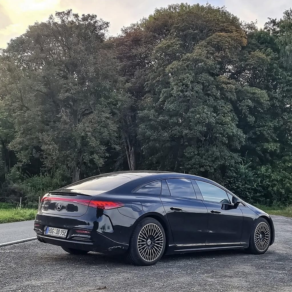 Mercedes-Benz EQS 450 Plus in Schwarz als Elektro Luxuslimousine aus verschiedenen Perspektiven auf Straße und Parkplatz