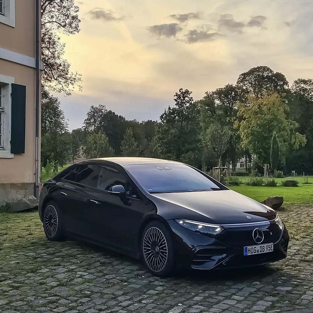 Mercedes-Benz EQS 450 Plus in Schwarz als Elektro Luxuslimousine aus verschiedenen Perspektiven auf Straße und Parkplatz