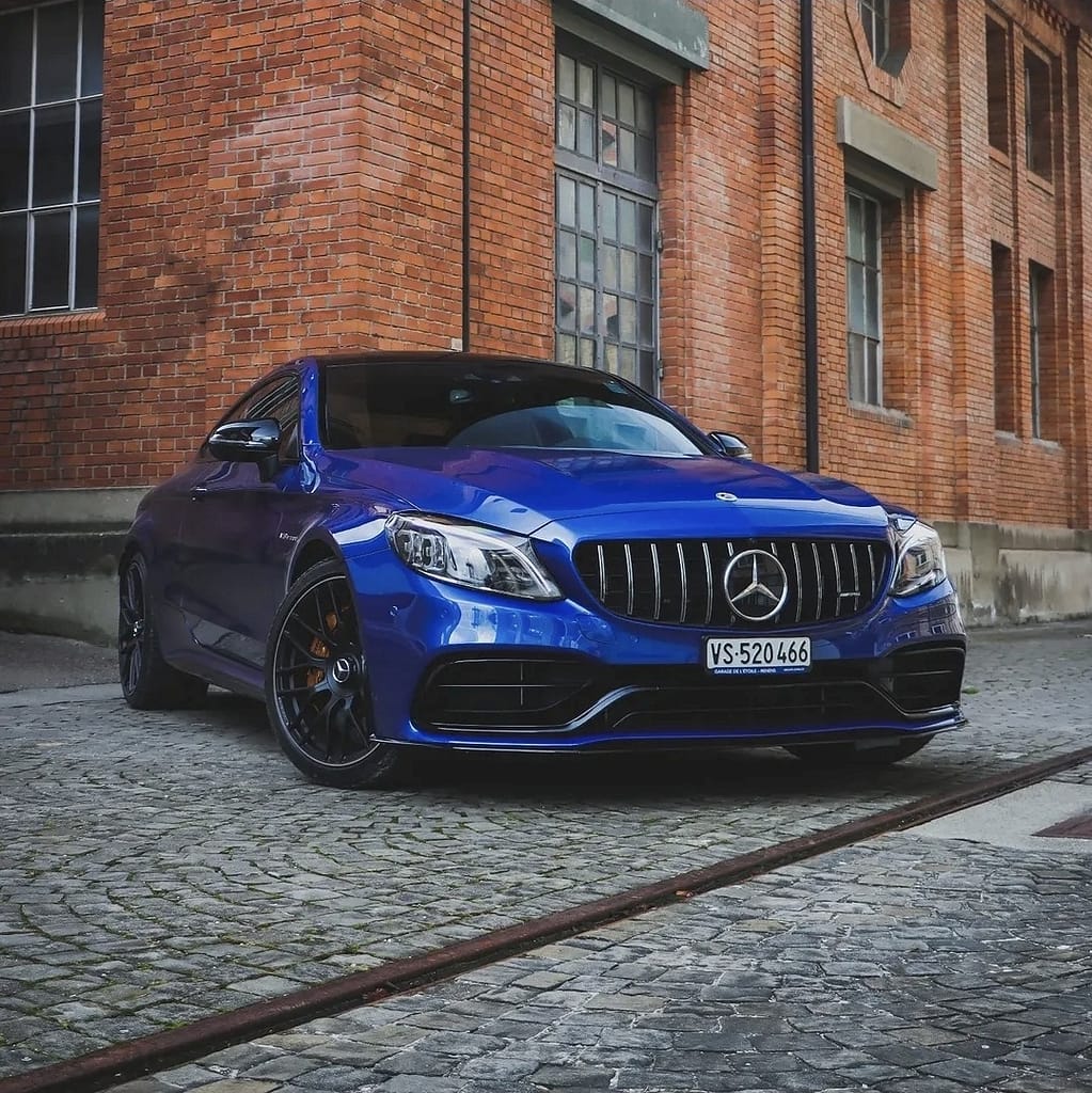 Mercedes-AMG C63 S Coupé C205 Front Seitenansicht in blau auf Kopfsteinpflaster